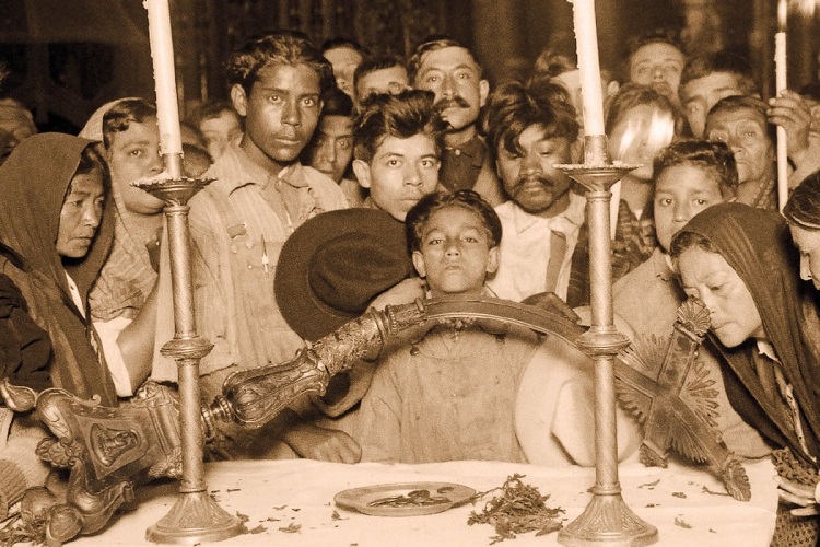 El crucifijo recibió todo el impacto de las 29 varas de dinamita "salvaldo" el ayate sagrado de la Virgen de Guadalupe.