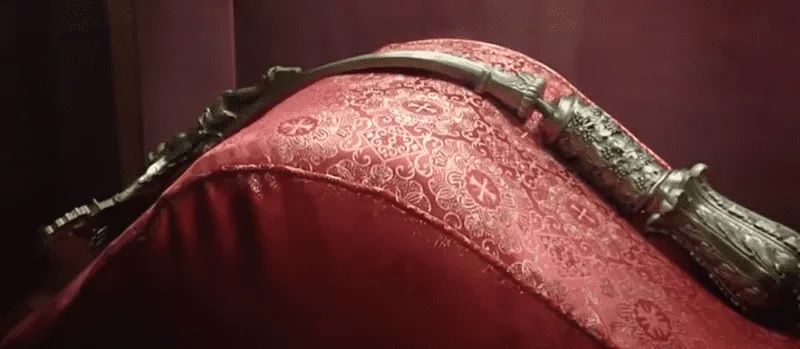 Resulta inexplicable la gran curvatura del tallo del crucifijo.