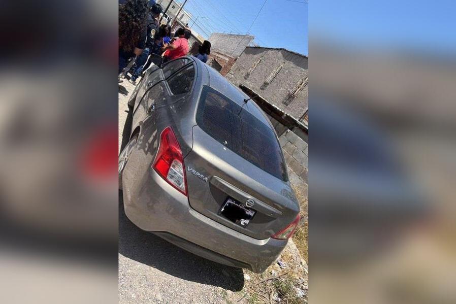 El vehículo Versa (Nissan) utilizado por los asaltantes ya fue localizado y traía placas sobrepuestas, según lo dijo el alcalde.