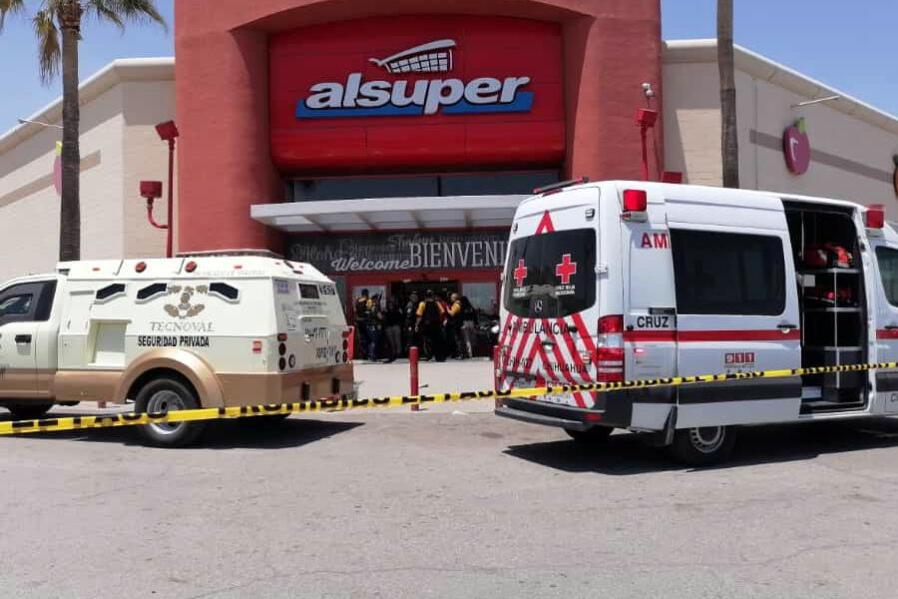 El vehículo de la empresa "Tecnoval" quedo afuera de la puerta principal del centro comercial "Alsuper".
