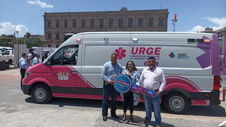 Norma Muñóz recibió la ambulancia para el municipio de Satevó.
