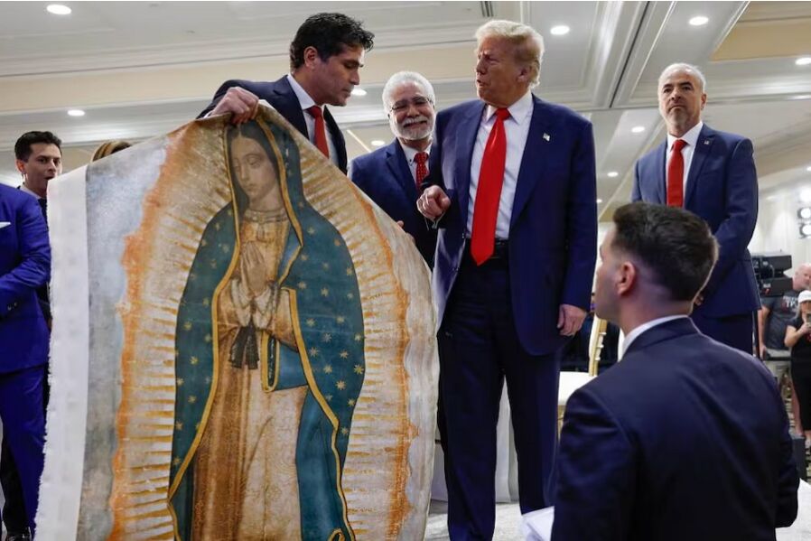 El pasado 23 de octubre Eduardo Verástegui le regaló a Donald Trump una pintura de la Virgen de Guadalupe.